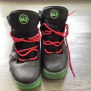 Nike Black and Green Sneakers Modern Athletic Design